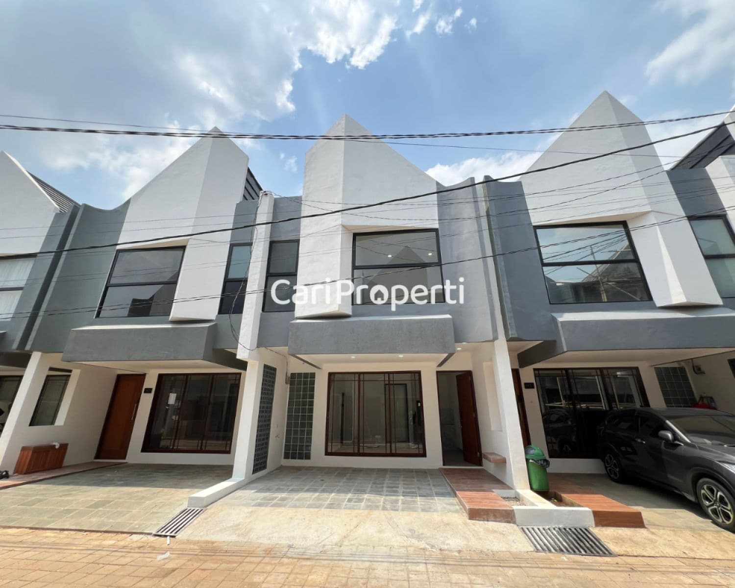 Fasad Tropical Townhouse Jatiwaringin