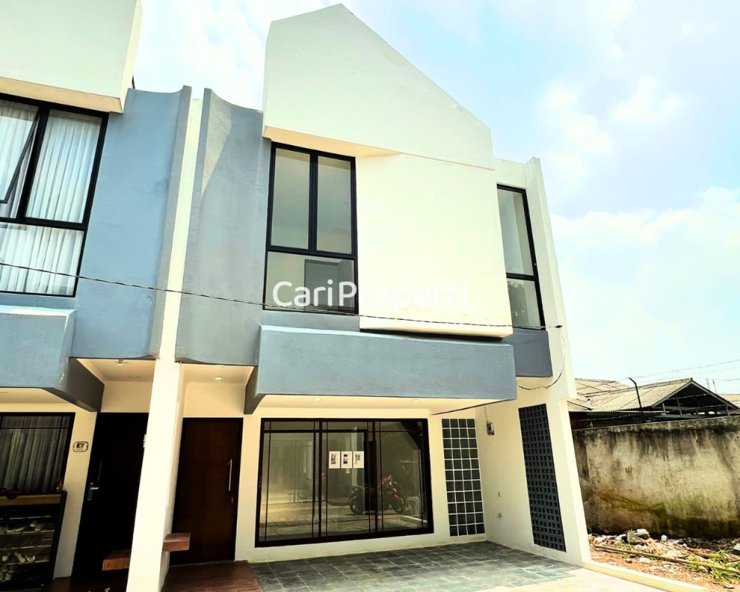 Fasad Tropical Townhouse Jatiwaringin
