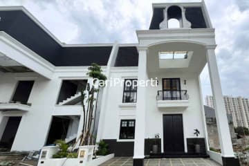 The Leaves Mansion